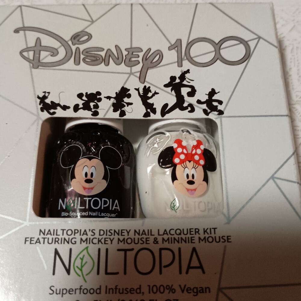 Disney Nailtopia nail laquer kit Mickey & Minnie mouse vegan white black color